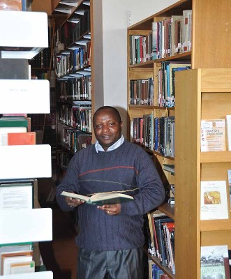 15_Dossier-Kimmage Manor-étudiants-Bibliothèque du centre des études du dévéloppement.jpg