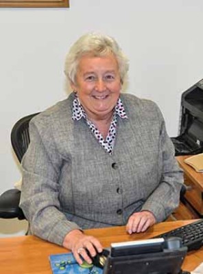 21_Dossier-Femme au bureau-Dublin-bureaux des promitions et des finances-Kimmage Manor-Mme Sandra Williamson-comptable provinciale-province d'Irlande.jpg
