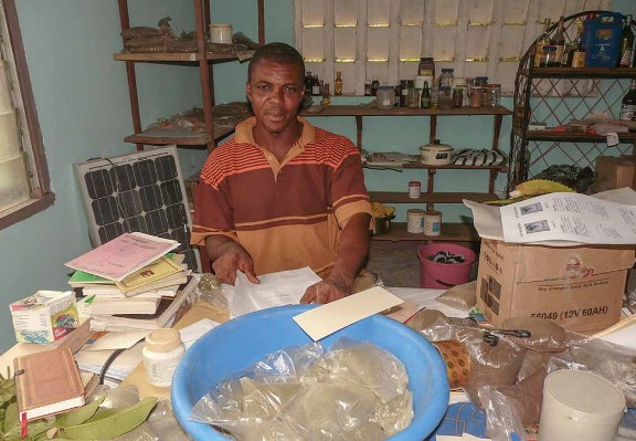 23_Coup de pouce-Le P. Jude Okeke dans son dispensaire provisoire.jpg