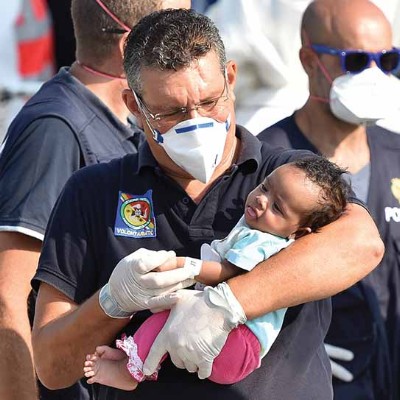24_BIBLE ET MISSION-HOMME AVEC BÉBÉ.jpg