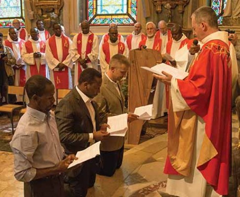 26_Vies spiritaines-3 hommes à genoux-_05 septembre 2015_voeux perpétuels Olaf Dismas Calvin-Rue Lhomond.jpg