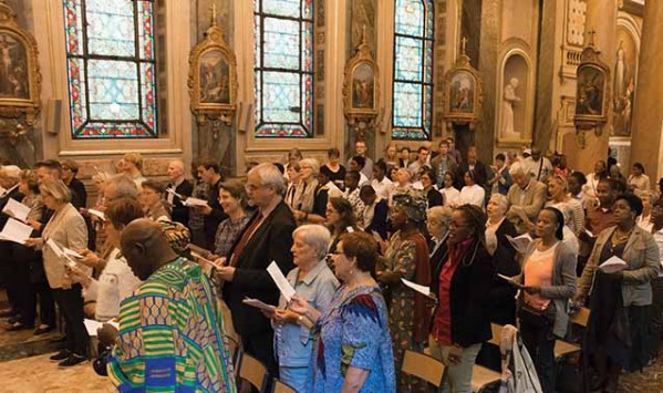 26_Vies spiritaines-Foule dans la chapelle-_05 septembre 2015_voeux perpétuels Olaf Dismas Calvin-Rue Lhomond.jpg