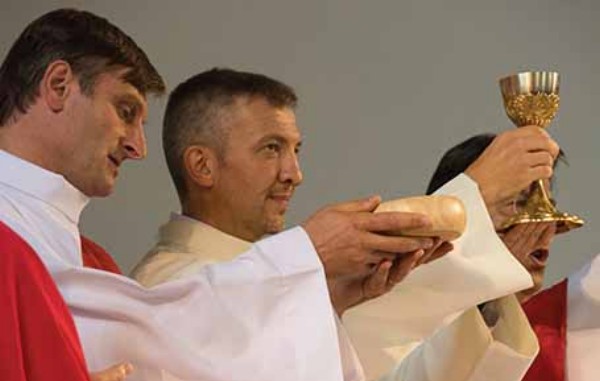 27_Vies spiritaines-présentation du pain et du vin-_06 septembre 2015_voeux perpétuels Olaf Dismas Calvin-Rue Lhomond.jpg