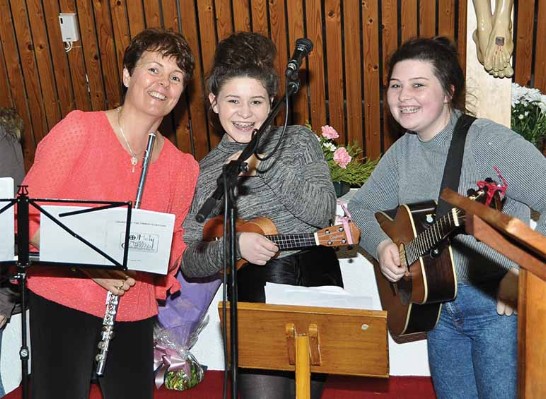 11_Dossier-Jeunes filles-Première communion-à la Paroisse de Bawnogue-avec le P.Brian STARKEN.jpg