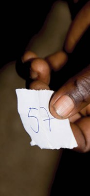 14_Dossier-main avec ticket de passage.jpg
