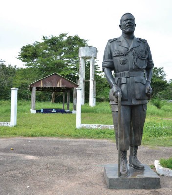 21_Dossier-Aux racines de la crise-Statue de Bokassa-Palais perdu de Bokassa_07 mai 2015.jpg