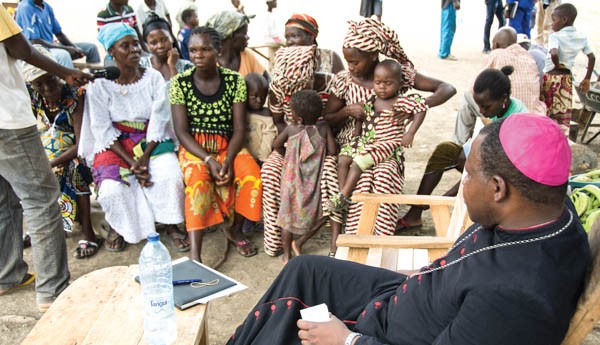 13_Dossier-Mgr Nzapalainga avec des femmes.jpg