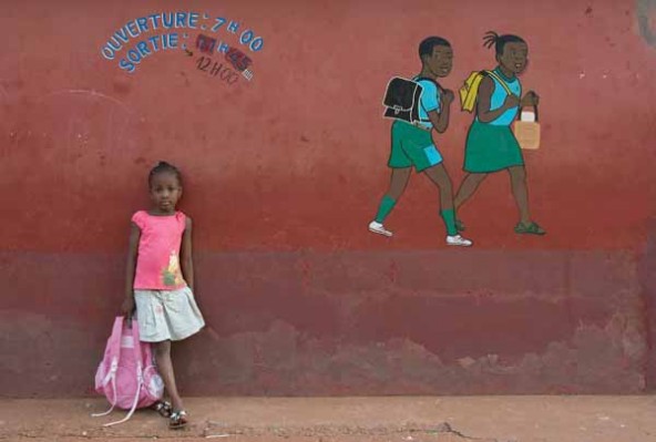 12_Dossier_juene fille devant école de fille ste Thérèse _rencontre soeur Paulette-22 avril 2015.jpg