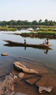 12_Dossier-pirogue-Bangassou-ballade au bord de la rivière Mbomou_01 mai 2015.jpg