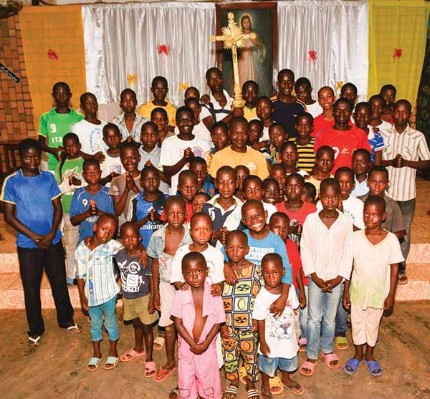 13_Dossier-Servants de messe-Bangui boyrab-Paroisse saint Bernard_060515.jpg