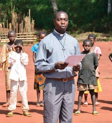 16_Dossier-P. Christ Roi._à Niakari-accueil et visite de l'école Père Daniel Brottier_290415.jpg