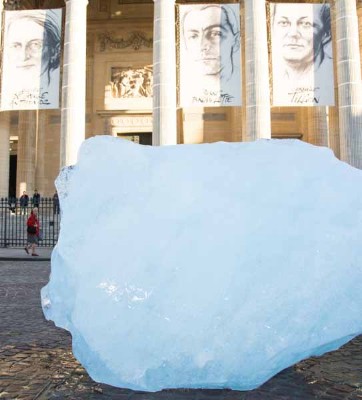 28-29-Arts et cultures-Crime climatique stop-Glaçon devant Panthéon.jpg