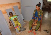 20_DOSSIER_ENFANT SUR PLANCHE-Bangui-Centre de rééducation des handicapés moteurs(crahm)_05 mai 2015.jpg